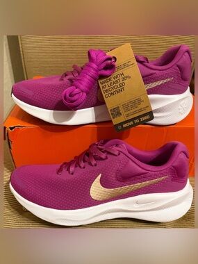 NWT Nike Women's Revolution 7 Running Shoe w/Spare Laces - Size 8